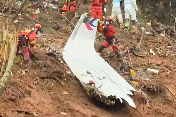 中国搜救人员找到东航失事机身的大片残骸。法新社