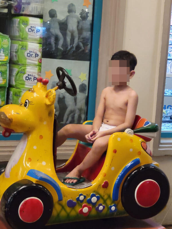 男童走失当天独自坐在电动玩具车上。（档案照）