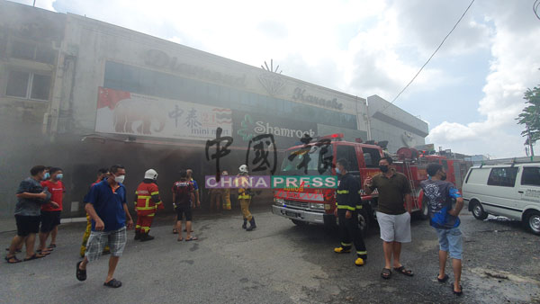 亚罗士打太子路的卡拉OK娱乐中心发生火灾，3名华裔男女受困火场身亡。