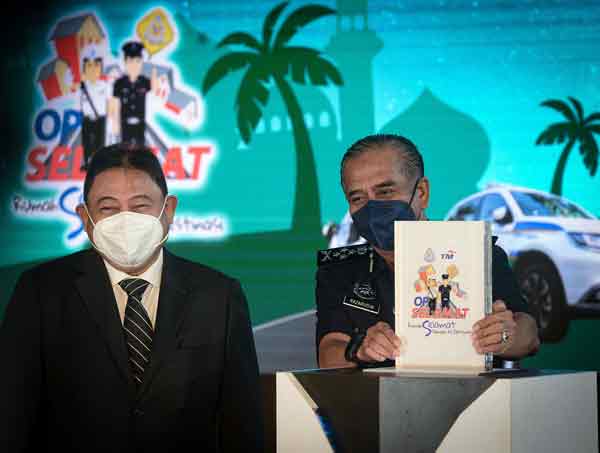 拉查鲁丁（右起）和马电讯主席丹斯里莫哈末阿玆兰哈欣推介“安全行动18”。
