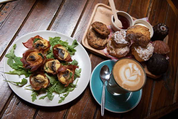 墨尔本被誉为世界最佳咖啡城之一：在城中后巷的著名Krimper Cafe，不单咖啡到位，其糕点也顶呱呱。