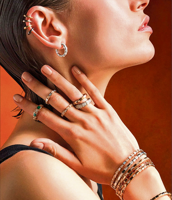 模特儿混搭BVLGARI Serpenti Viper彩宝项链、手镯、耳骨夹与戒指。