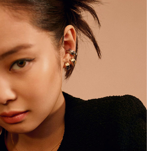 韩国女子天团BLACKPINK成员Jennie以Chanwl COCO CRUSH系列耳骨夹混搭耳环。