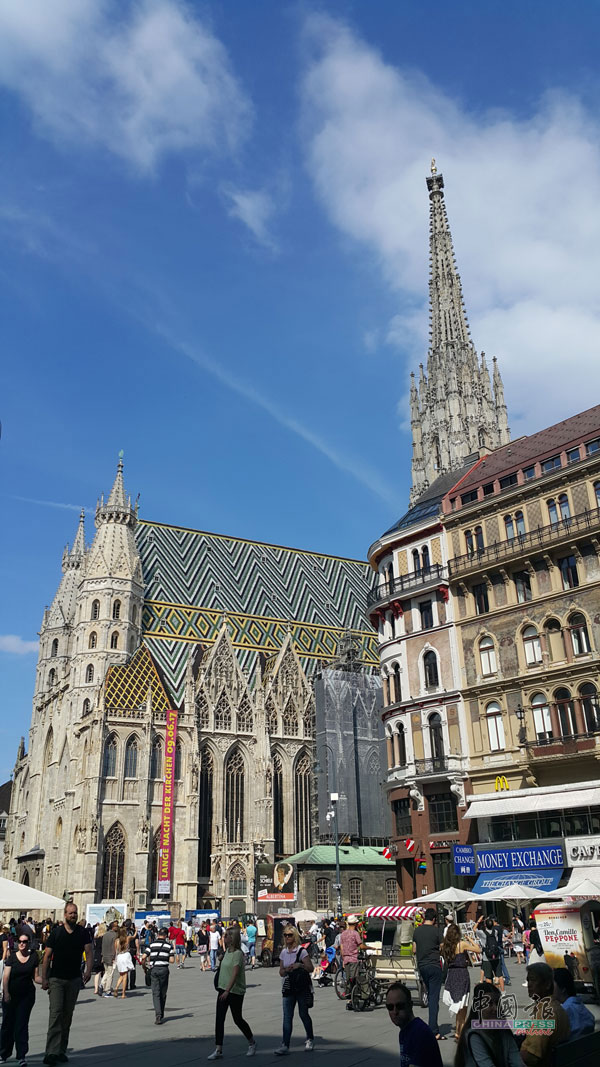 圣史帝芬大教堂，八百多年历史，是维也纳的精神指标，哥德式教堂经典之作。