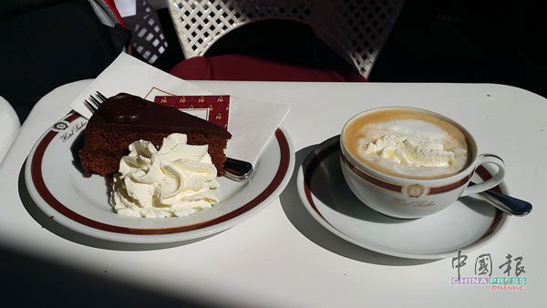 松软的沙河蛋糕配上维也纳咖啡的香醇，在地的经典口味不能错过。