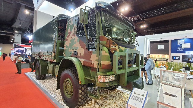 DEFTECH与依维柯国防车辆公司（Iveco Defence） 合作组装生产新型军用卡车。