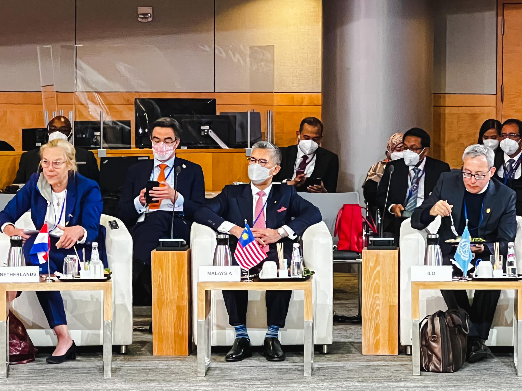 东姑扎夫鲁（前排中）与G20财长和中央银行行长出席世界银行暨国际货币基金组织春季会议。（取自东姑扎夫鲁面子书）