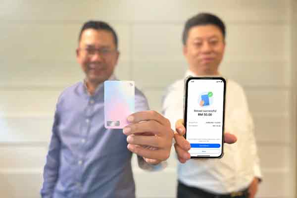 阿芬迪（左起）和TNG Digital公司总执行长艾伦倪（译音）出示升级版的一触即通卡。