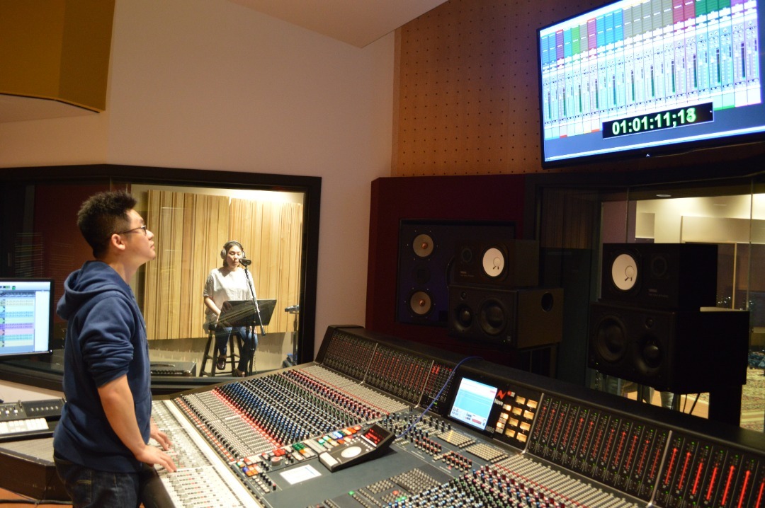 苏有彬在录音室进行音乐制作与录音。