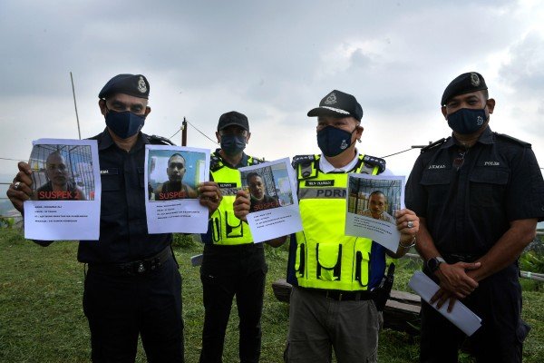 

旺哈山（右2）展示，难民集体大逃亡的4名主谋照片，仍在逃亡的罗兴亚难民照片。