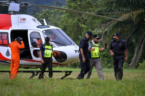 旺哈山（右2）乘直升机抵达双溪吉舌以列山。
