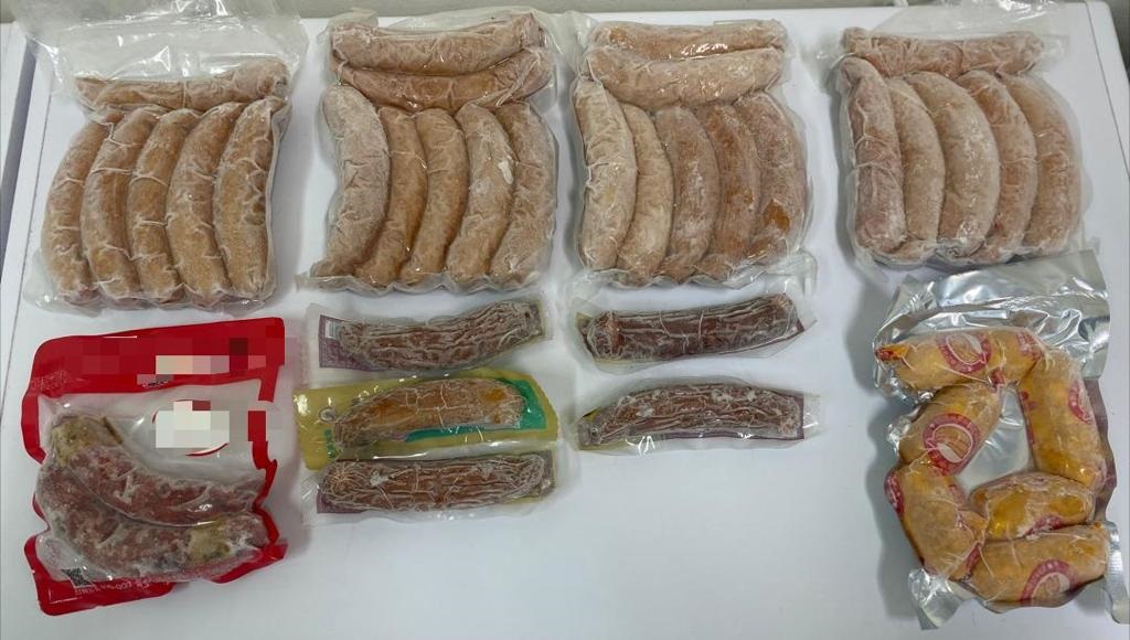 大马检疫及检验服务局在吉隆坡国际机场，起获10公斤含有非洲猪瘟病毒的猪肉香肠。