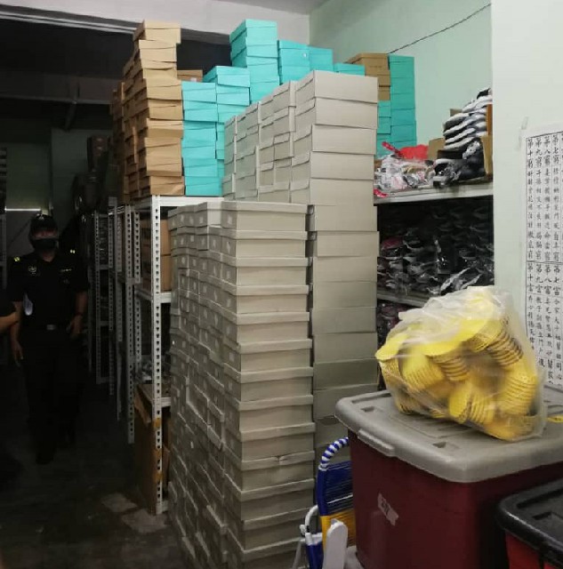甲州贸消局执法人员按情报观察一周后，捣破赝品销售商，起获4277双总值8万5710令吉的冒牌运动鞋及拖鞋。