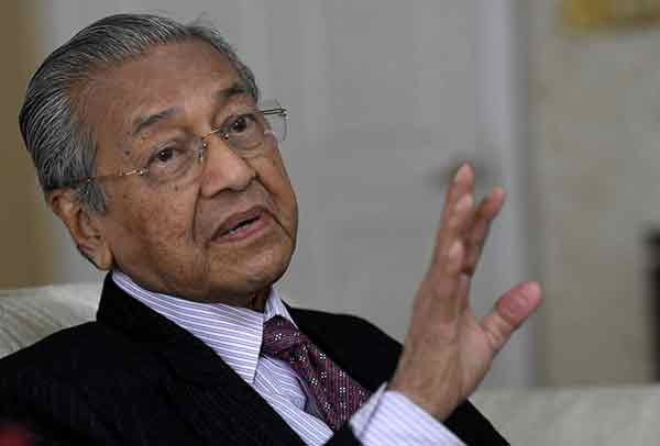Mahathir,insists,remarks