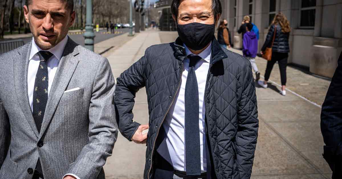 黄宗华（右）穿黑色大衣到法庭聆听陪审团的裁决。