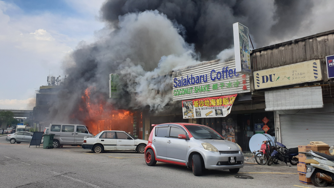 甲洞卫星市安泵路于愚人节下午4时许发生火灾，烧毁6间店。