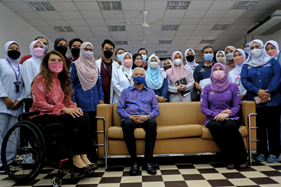 拉丝阿迪巴（坐者左起）依斯迈沙比里及丽娜哈伦在探访被虐唐氏症少女后，与儿童看护中心的职员拍照留念。