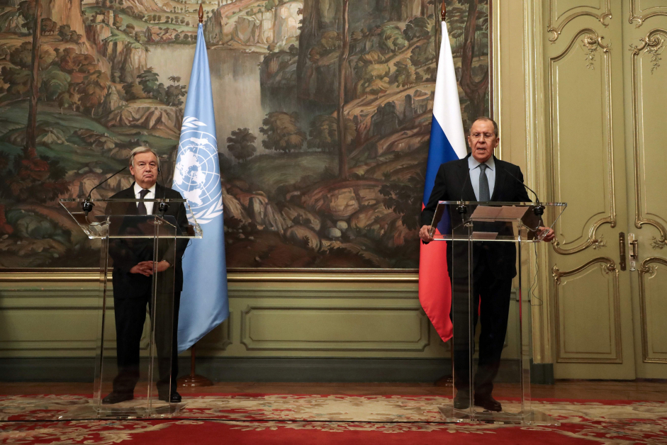 联合国秘书长古特雷斯（左）与俄罗斯外长拉夫罗夫26日在莫斯科会晤后召开联合记者会。（法新社）