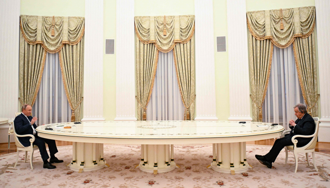 俄罗斯总统普汀（左）26日在莫斯科克里姆林宫接见联合国秘书长古特雷斯。（法新社）