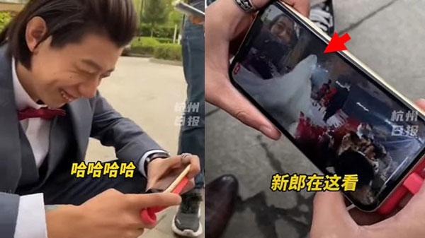 因为PCR检测结果没出来，中国新疆一名新郎只能蹲在礼堂外（左图），用手机看自己的婚礼直播（右图），红箭头为新娘，她只能无奈独自走红毯。