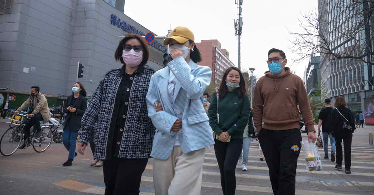 北京民众周三戴口罩外出。