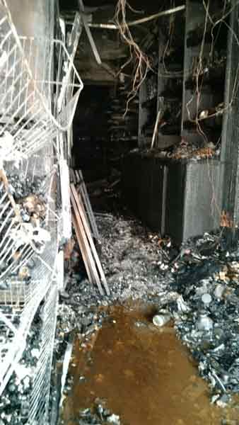 杂货店内的物品完全被烧毁。

