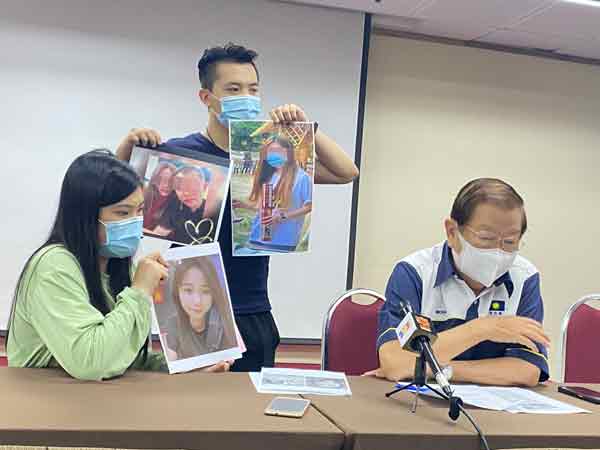 谢先生（后排）在妻子罗欣宜（前排左）陪同下，向张天赐寻求援助。
