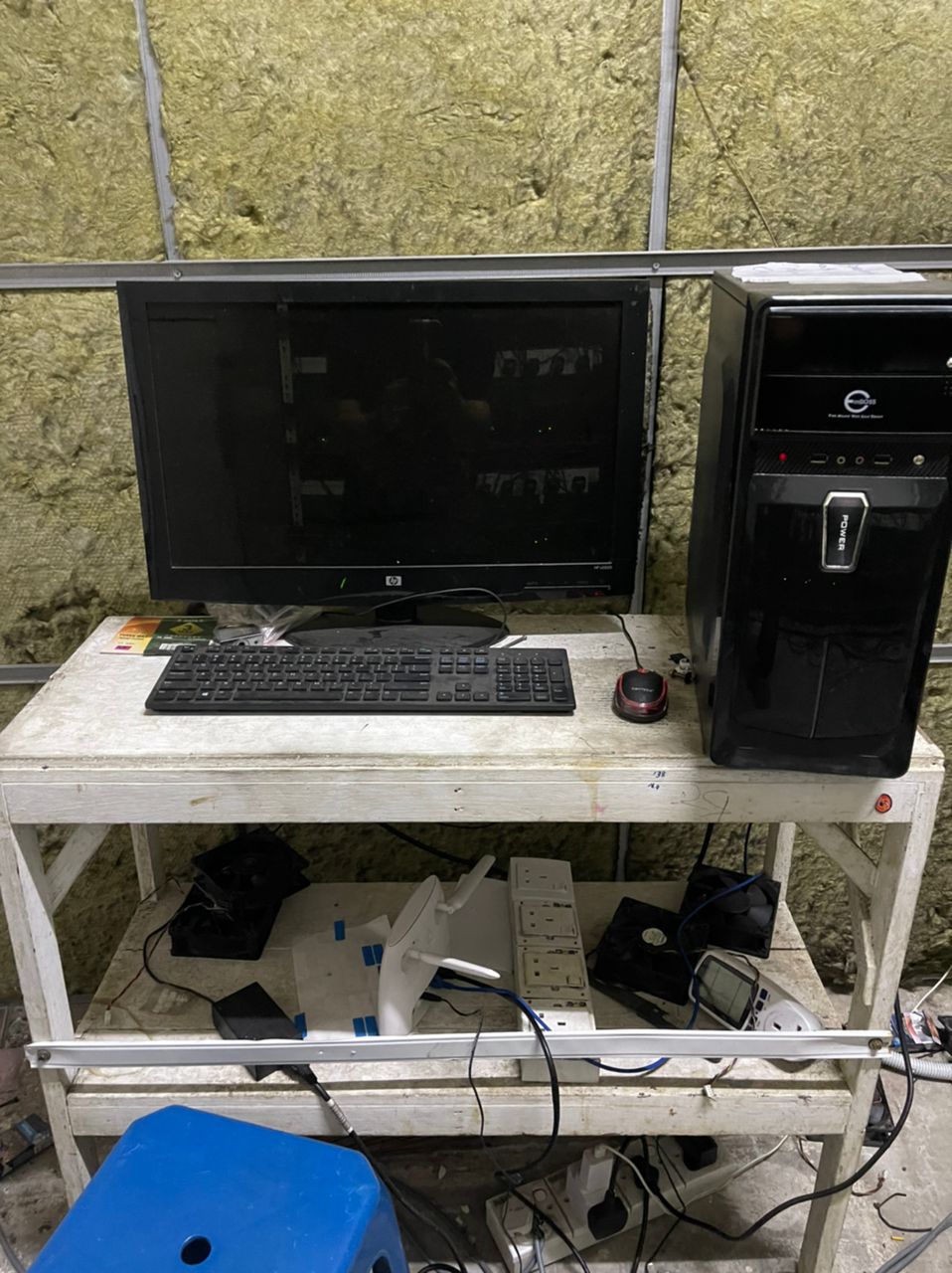 警方在第二取缔地点充公1套桌台电脑设备。