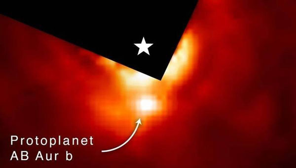 “AB Aurigae b”（箭头所指），位于御夫座的变体恒星“御夫座AB”（AB Aurigae）附近508光年位置。（NASA官网）