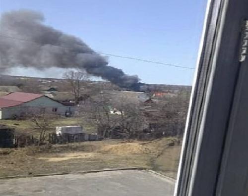 滚滚浓烟从克里莫沃村庄建筑窜起。