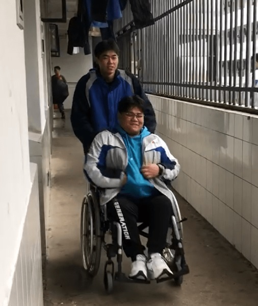 彭鑫一直照顾着下半身瘫痪的同学欧阳闯。