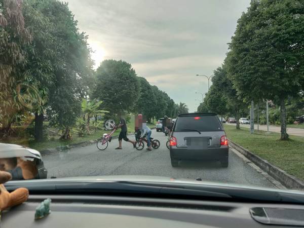 网民近日拍到一群青少年骑蚊型脚车越过古来优美城柏西雅兰英达布拉3路，驾车人士停车让路。