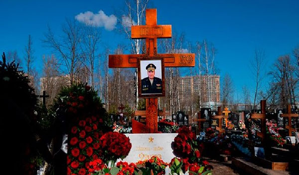 弗罗洛夫在圣彼得堡市内公墓的葬礼。