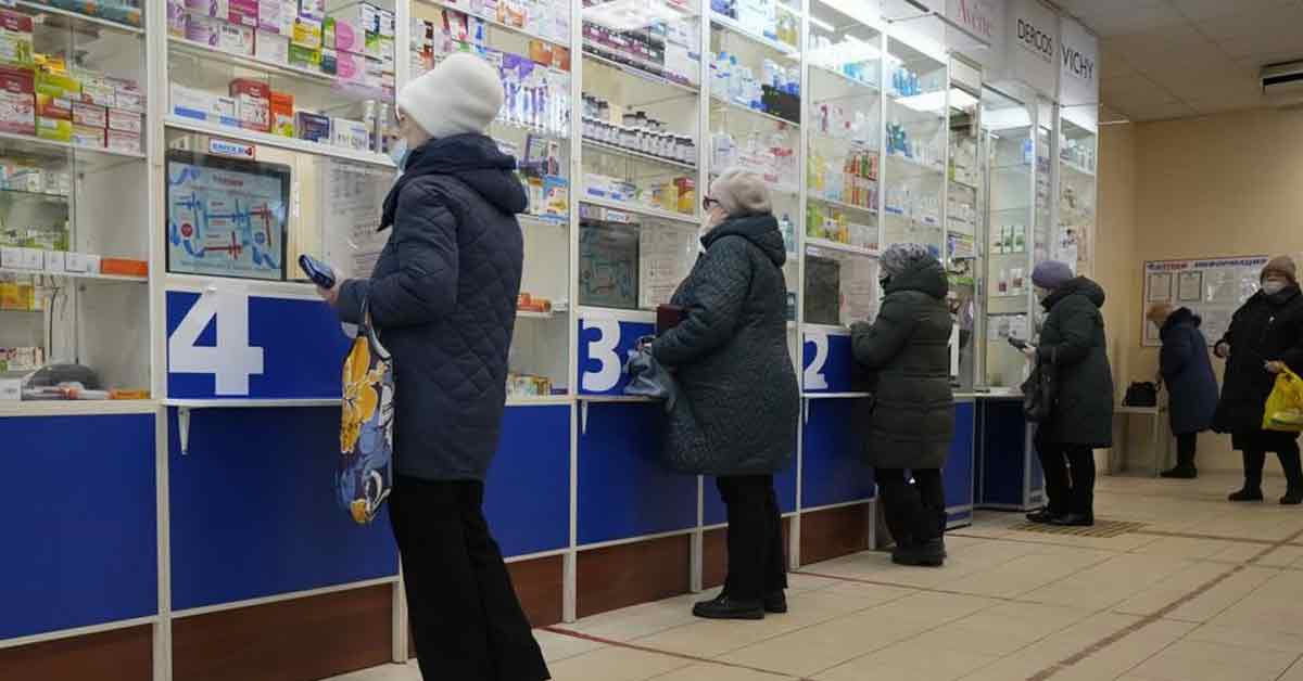 圣彼得堡民众在一家药店买药。（美联社）