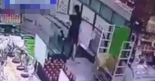 超市手推货架失控 冲下电扶梯撞倒顾客