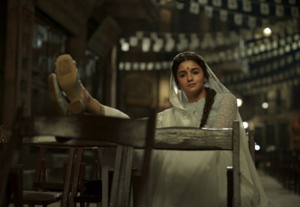 英国籍印度女星艾莉雅巴特（Alia Bhatt）演出电影《孟买女帝》的女主角而爆红全球。