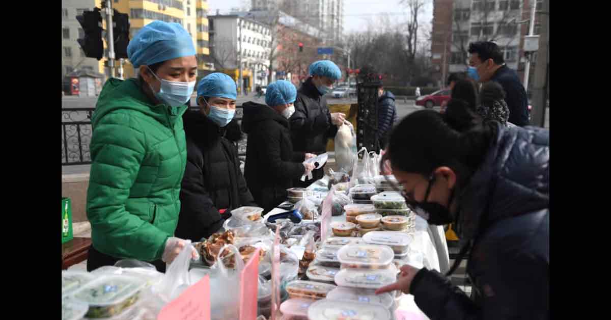 2020年疫情爆发初期，北京有餐馆员工在路边摆摊卖餐点。