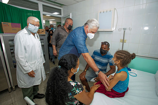 古巴总统卡内尔（中）周五到医院探视受伤的儿童。（法新社）