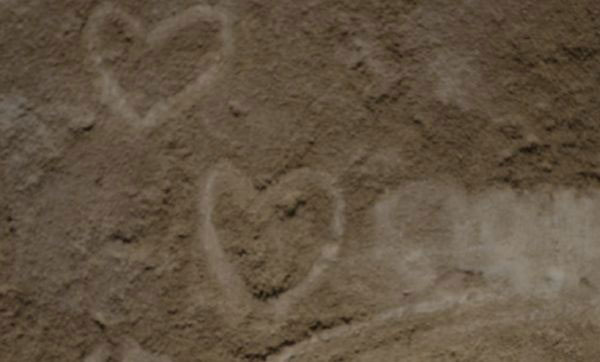 千年地裂喷砂遗迹被游客画上爱心，只能刮掉而无法修复。