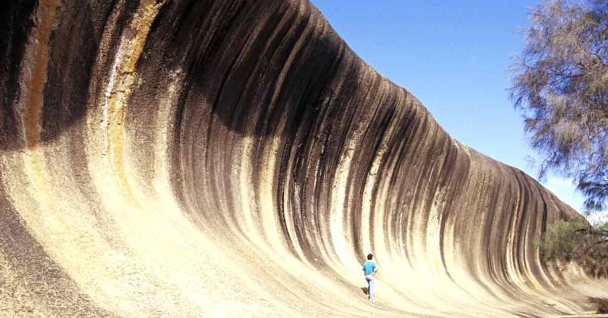 波浪岩位于柏斯东南约340公里处，是不少游客的取景地点。