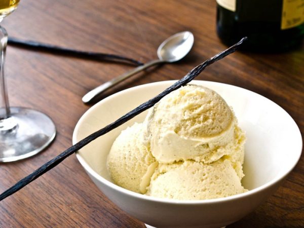 香草冰淇淋中一颗颗的细小黑色颗粒，就是香草籽，也是香气的来源。