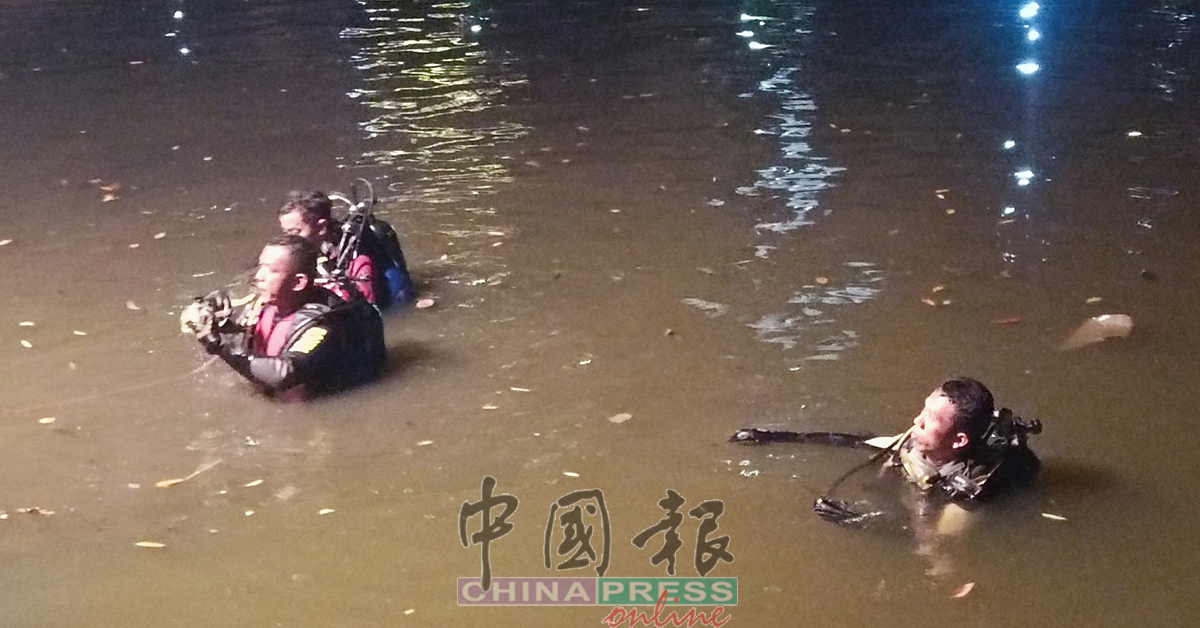 蛙人在馬六甲河搜尋失蹤男下落。跃下</p><figure id=