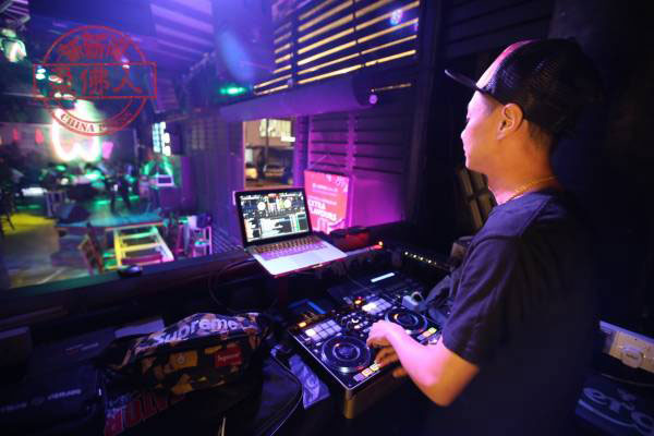 新山区部分夜店重现DJ打碟情景，现场响起久违的强劲音乐。