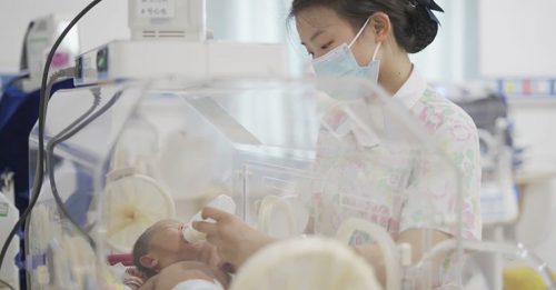 中国出生率崩跌 产科遭遇生存危机