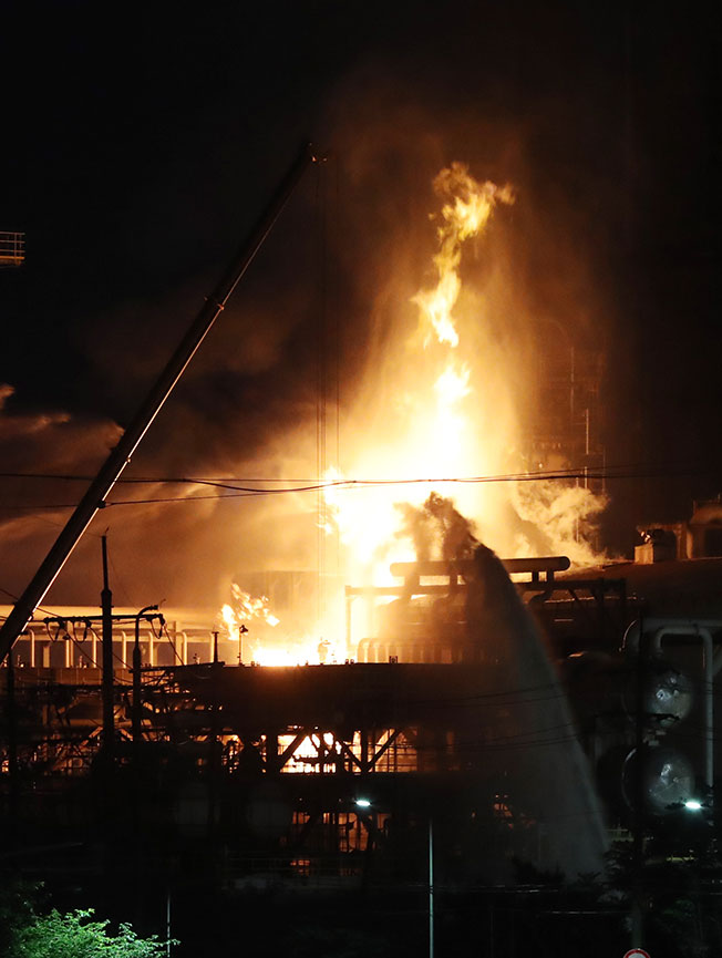 韩炼油厂大爆炸 1死9伤