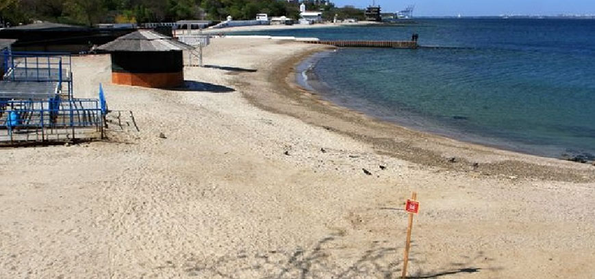 敖德萨一处海滩的公厕。