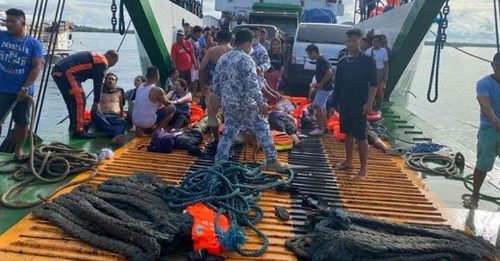 菲律宾渡轮起火 乘客船员跳海 7人丧命