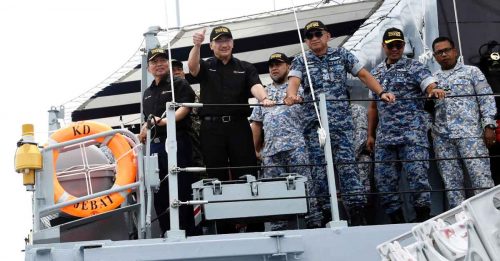 海军马六甲海峡演习 防长视察导弹试射