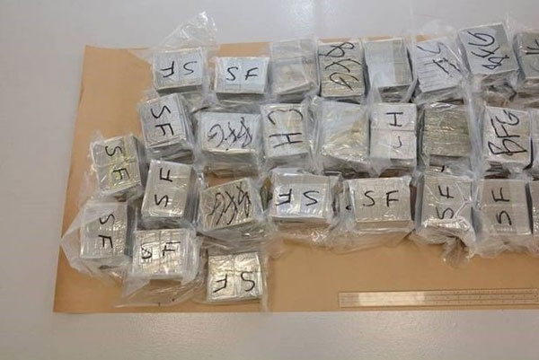 在马恩岛上查获的毒品档案照。