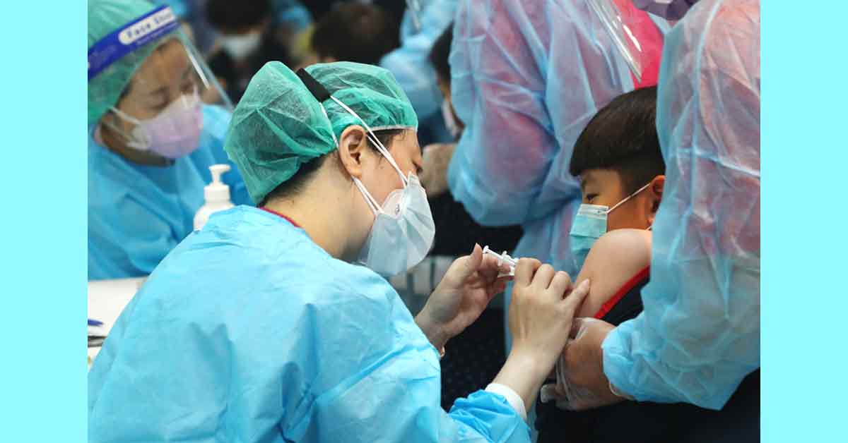 台湾新北市医护人员周四替学童接种疫苗。（中央社）